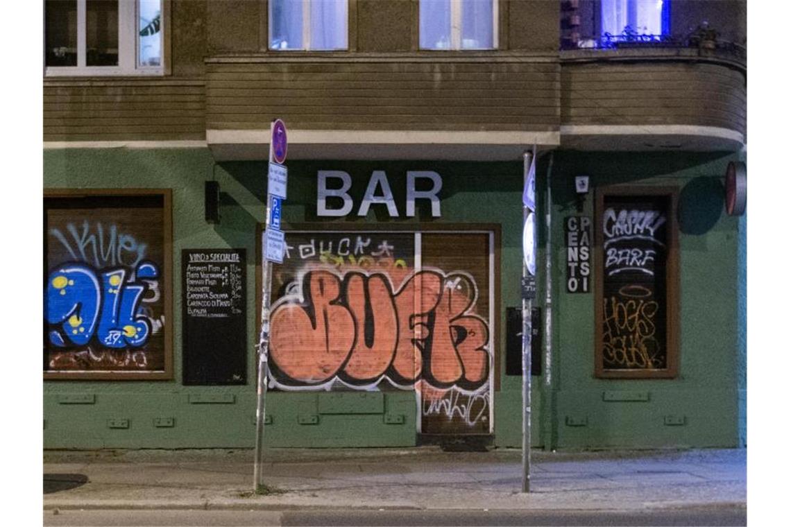 Eine geschlossene Bar in Berlin. Bars und Kneipen sind zum Teil bereits länger geschlossen als Restaurants. Foto: Christophe Gateau/dpa