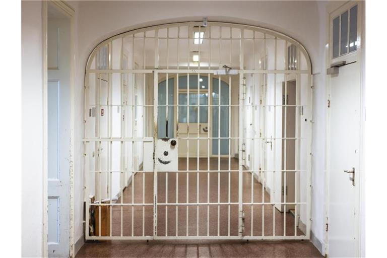 Eine geschlossene Pforte in einer Justizvollzugsanstalt. Foto: Frank Molter/dpa/Symbolbild