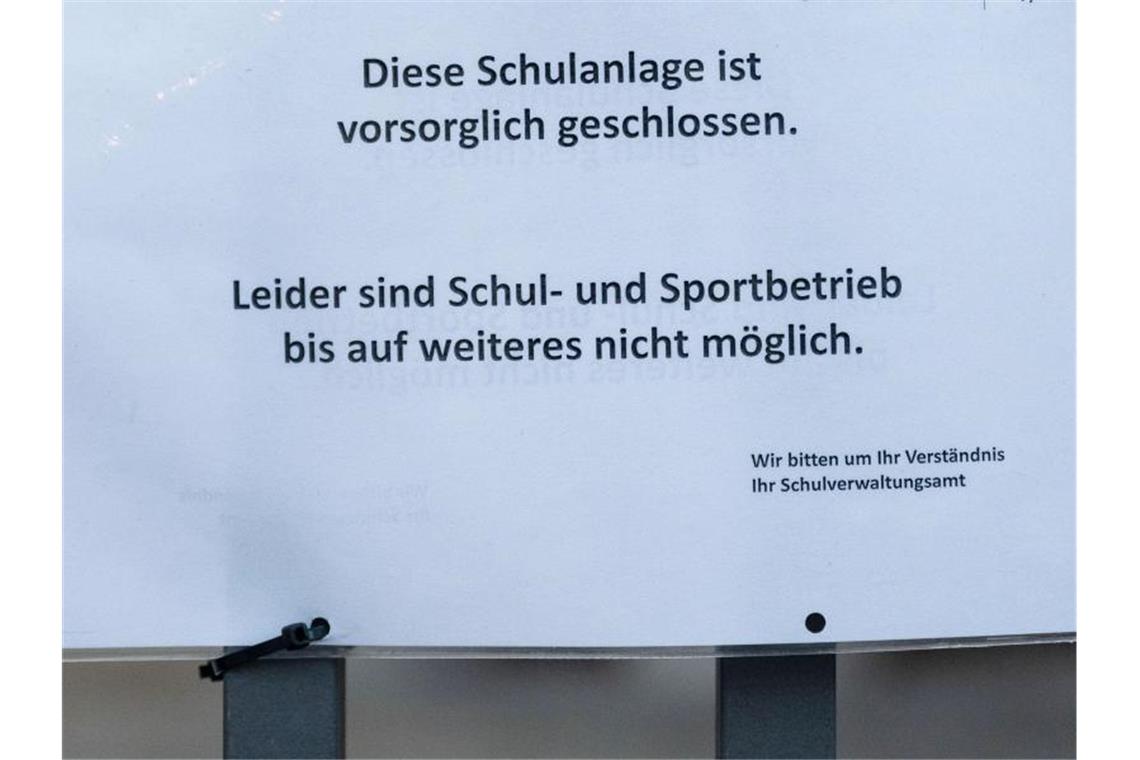 Schulen auf oder Schulen zu? Eine geschlossene Schule in Stuttgart - ob das der richtige Weg ist, darüber gibt es eine erbitterte Debatte. Foto: Marijan Murat/dpa