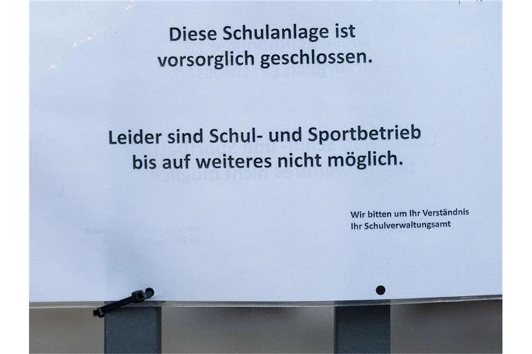Eine geschlossene Schule in Stuttgart - ob das der richtige Weg ist, darüber gibt es eine erbitterte Debatte. Foto: Marijan Murat/dpa