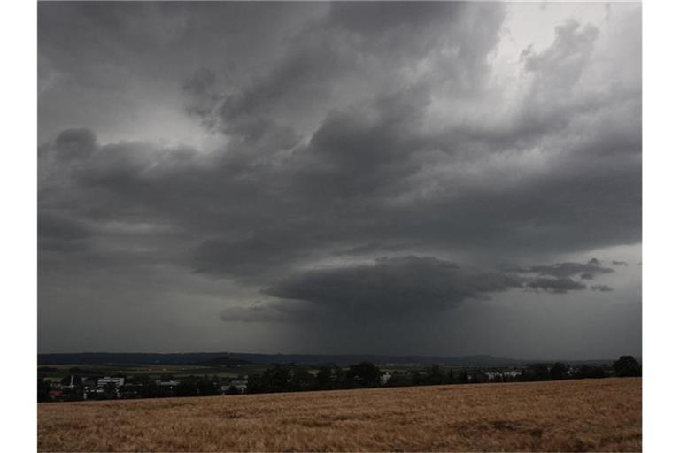 Eine Gewitter-Superzelle zieht über Gerlingen. Foto: Andreas Rosar/dpa
