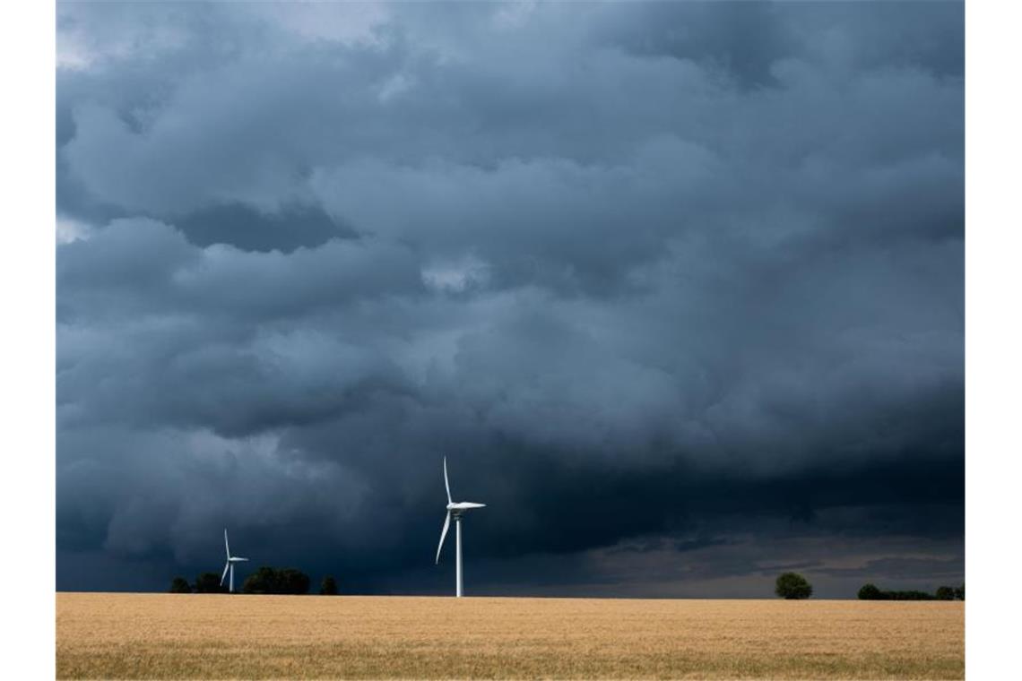 Eine Gewitterzelle mit dunklen Wolken zieht auf. Foto: Julian Stratenschulte/dpa/Archivbild