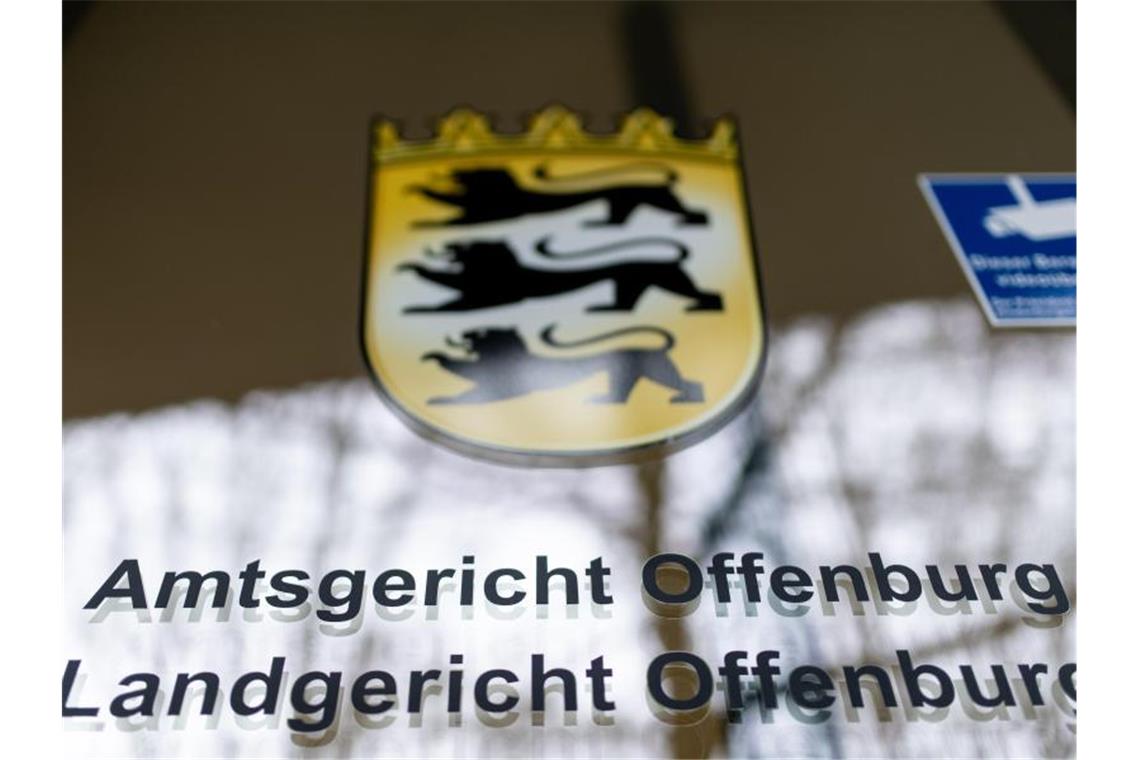 Eine Glasfassade trägt die Schriftzüge „Amtsgericht“ und „Landgericht Offenburg“. Foto: Patrick Seeger/dpa/Archivbild
