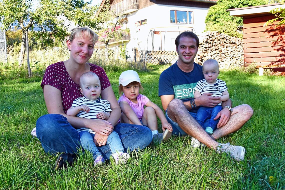 Eine glückliche Familie mit gesunden Kindern, auch wenn das lange auf der Kippe stand: Christin und Christian Schaal mit den Zwillingen Romy (links) und Nele und der dreijährigen Mara im Garten ihres Hauses in Kallenberg. Sie sind dankbar für die Hilfen, die sie in Winnenden erhalten haben. Foto: T. Sellmaier