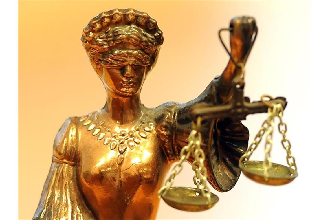 Eine goldfarbene Justitia-Figur. Foto: Britta Pedersen/ZB/dpa/Symbolbild