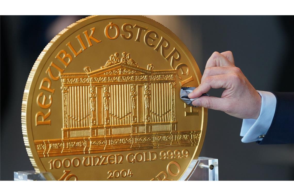 Eine Goldmünze mit einem Materialwert von derzeit 2,2 Millionen Euro ist in Hamburg ausgestellt worden. Die Münze wiegt 31 Kilogramm und misst 37 Zentimeter im Durchmesser, wie der Edelmetallhändler pro aurum mitteilte. Weltweit gibt es den Angaben zufolge lediglich 15 Stück davon.