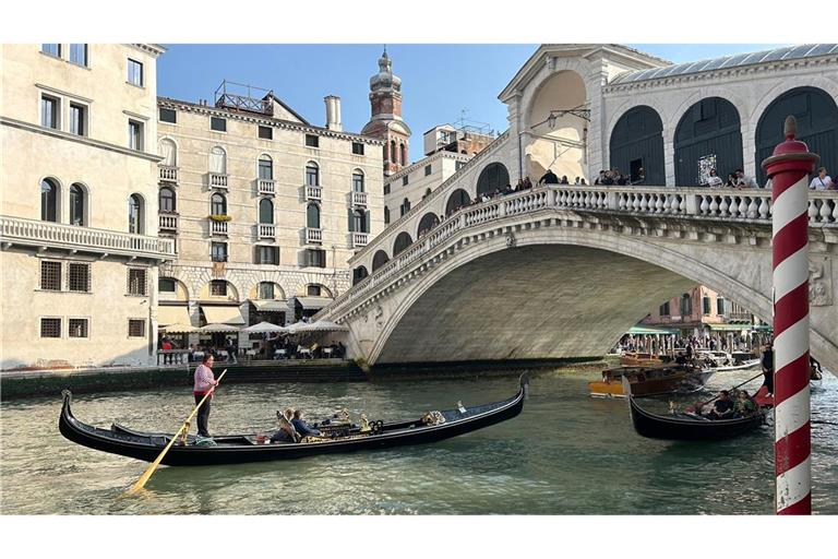 Eine Gondel an der Rialtobrücke in Venedig. In der Nähe der berühmten Brücke geschah 2013 das Unglück. (Symbolfoto)