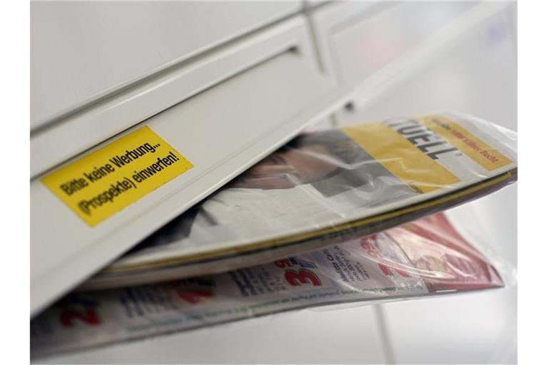 Eine Gratis-Werbezeitung „Einkauf Aktuell“ der Post steckt in einem Briefkasten. Foto: Oliver Berg