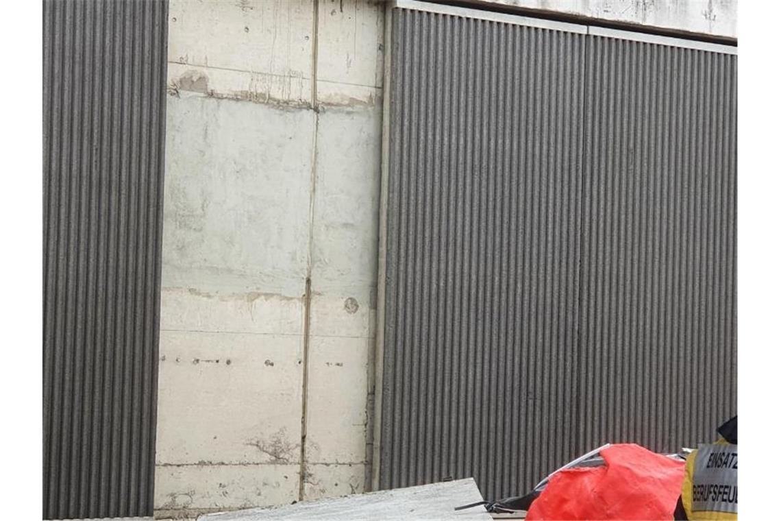 Ursache noch unklar - Betonplatte erschlägt Fahrerin auf A3 Eine große Betonplatte einer Lärmschutzwand ist auf der Autobahn 3 bei Köln auf einen Wagen gestürzt und hat eine Autofahrerin getötet. Foto: Daniel Evers/WupperVideo/dpa