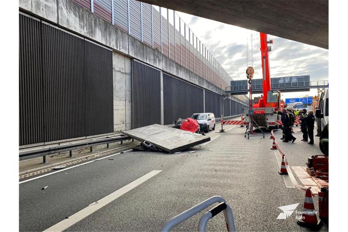Eine große Betonplatte einer Lärmschutzwand ist auf der Autobahn 3 bei Köln auf einen Wagen gestürzt und hat eine Autofahrerin getötet. Foto: Feuerwehr Köln/dpa