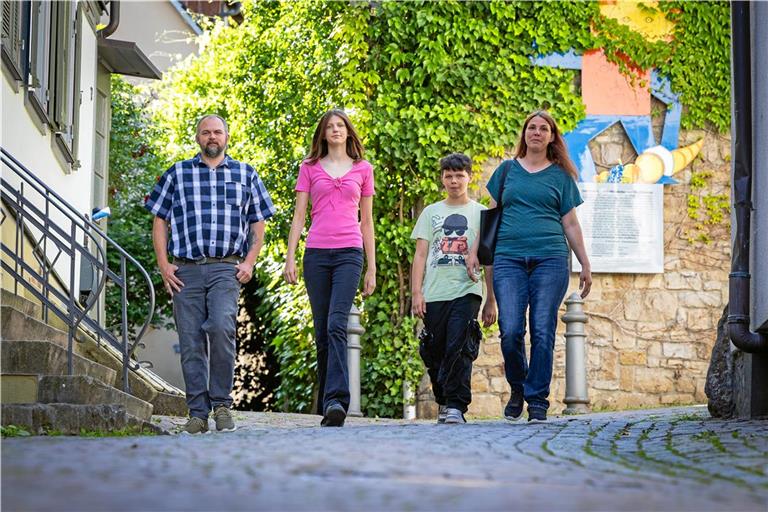 Eine große Familie (von links): Michael, Louisa, Simon und Nina Pfeiffer aus Kleinaspach sind alle größer als der Durchschnitt. Die 13-jährige Tochter leidet allerdings am meisten darunter. Sie wünscht sich eine Freundin „auf Augenhöhe“. Foto: Alexander Becher