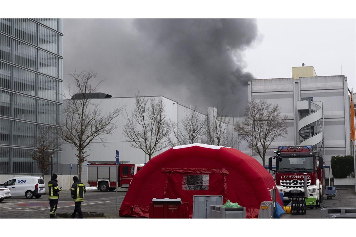Eine große Rauchsäule und zahlreiche Einsatzkräfte: Ein Feuer auf dem Gelände einer Darmstädter Forschungseinrichtung hat einen hohen Schaden angerichtet.