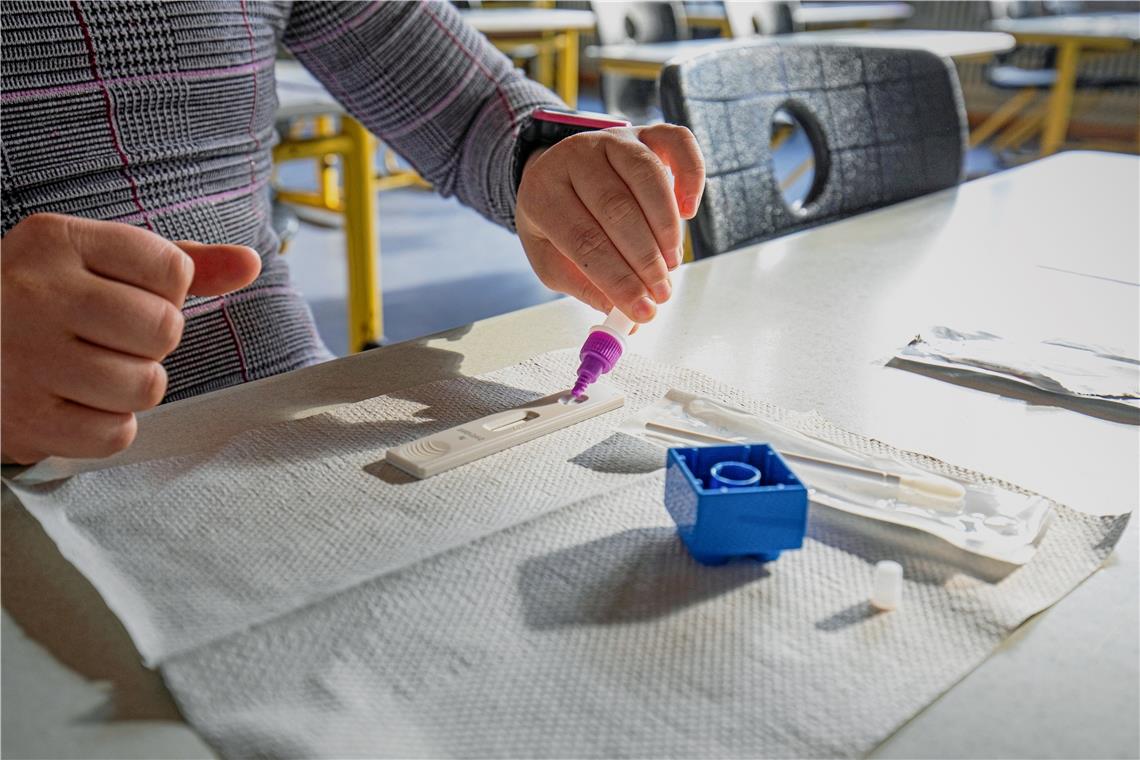 Eine Grundschülerin macht einen Corona-Schnelltest an der Murrtalschule in Oppenweiler. Foto: A. Becher