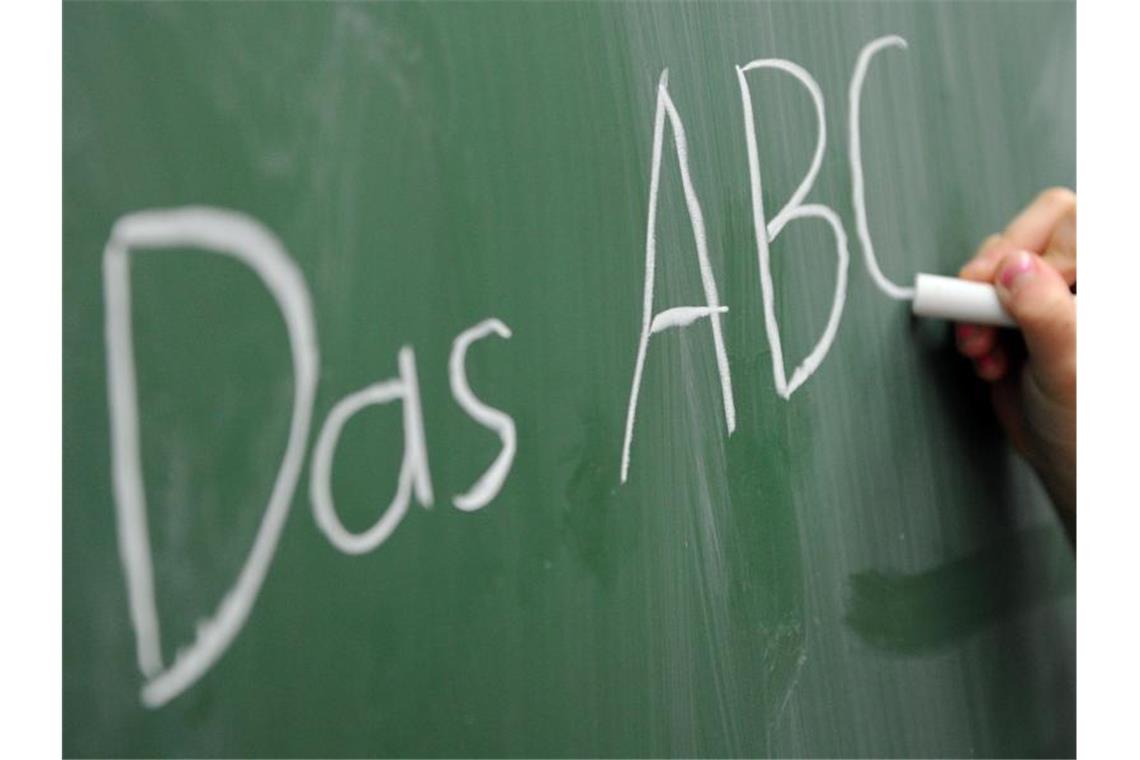 Eine Grundschülerin schreibt das ABC an die Tafel. Foto: Daniel Reinhardt