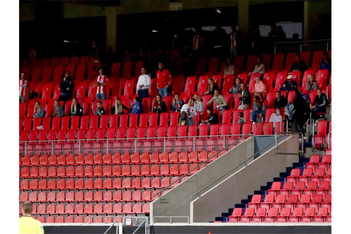 Spielerfrauen auf Tribüne: Heidenheim muss Stellung beziehen Eine Gruppe an Zuschauern sitzt kurzfristig auf der Tribüne. Foto: Tom Weller/dpa