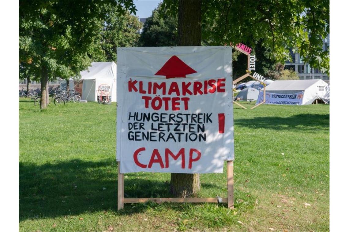 Eine Gruppe junger Erwachsener hatte Ende August in Berlin einen Hungerstreik für eine radikale Klimawende begonnen. Foto: Paul Zinken/dpa