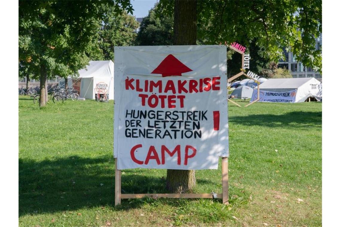Berlin: Zwei Klimaaktivisten kündigen Durststreik an Eine Gruppe junger Erwachsener hatte Ende August in Berlin einen Hungerstreik für eine radikale Klimawende begonnen. Foto: Paul Zinken/dpa