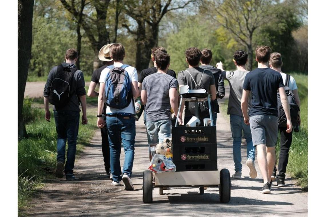 Mai bricht Wärmetrend - Wetterdienst zieht Frühlingsbilanz Eine Gruppe junger Männer feiert den Vatertag mit einem mit Bier gefüllten Bollerwagen. Foto: Peter Steffen