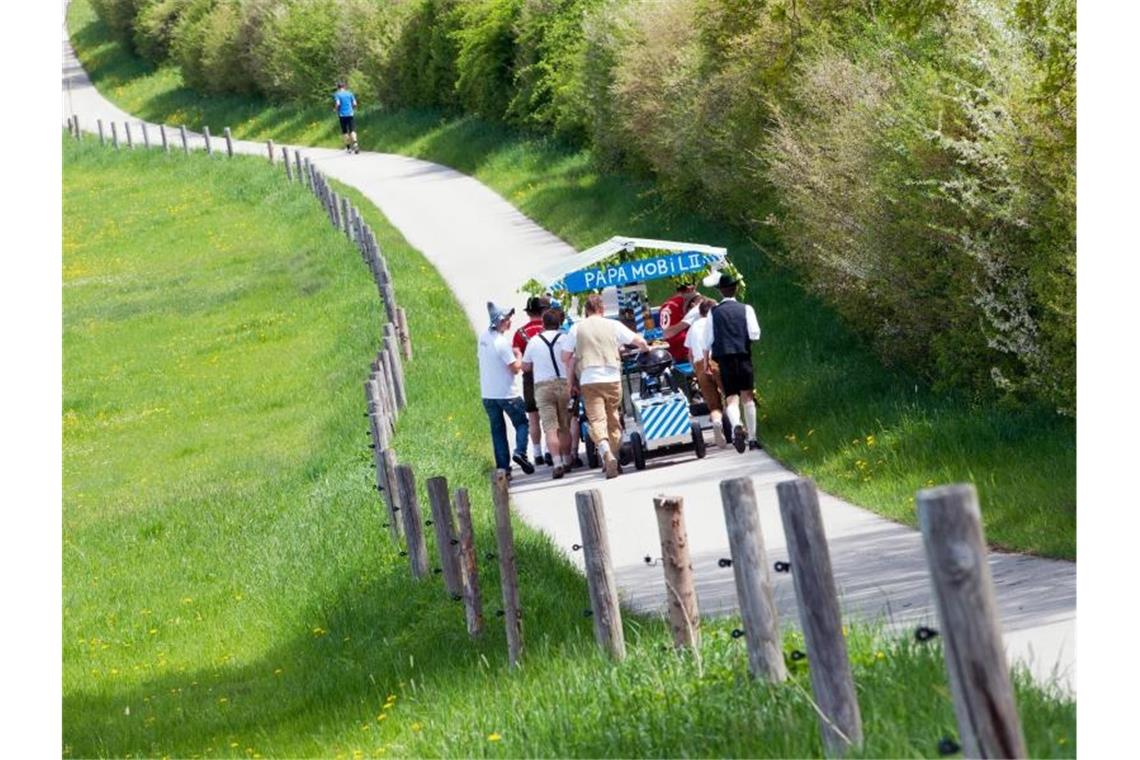 Maske, Abstand, Bollerwagen - Vatertag in Corona-Zeiten