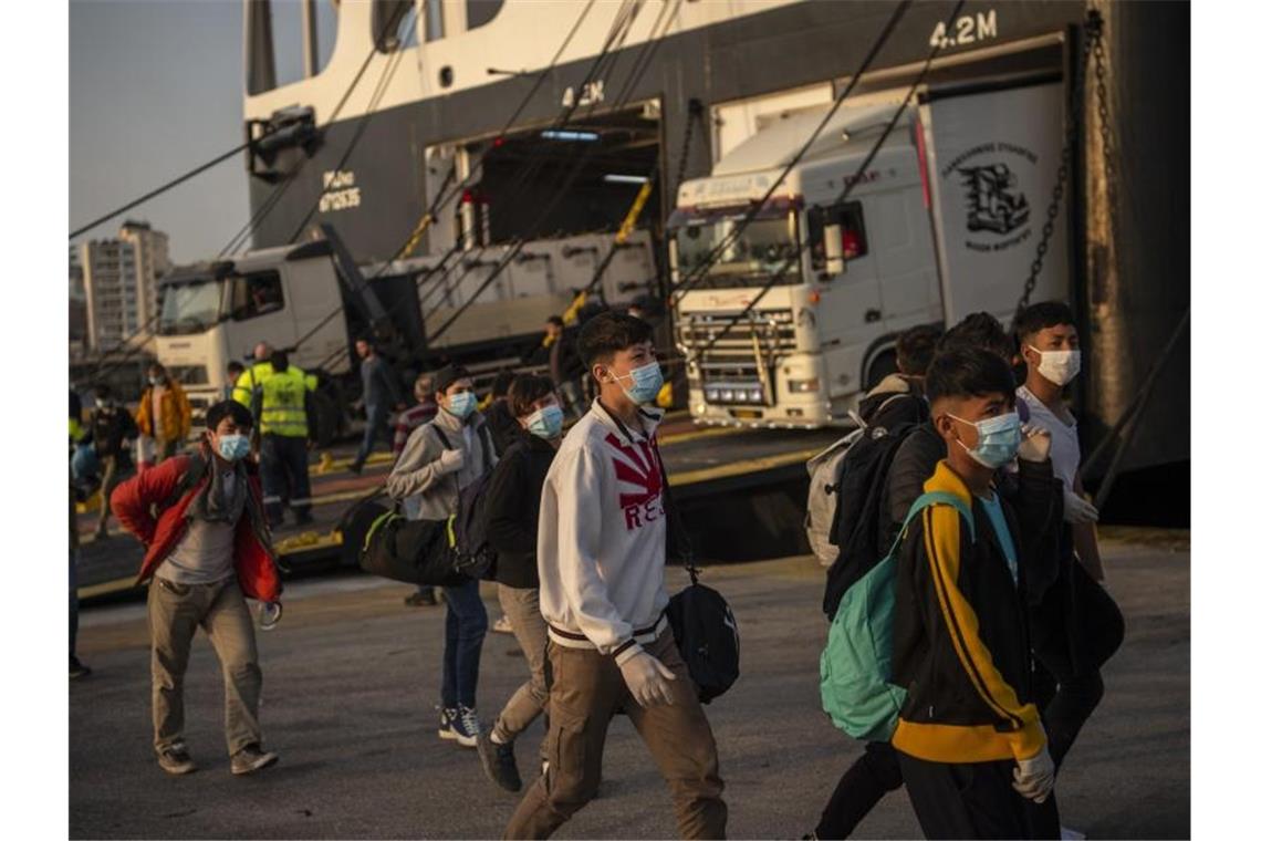 Minderjährige Flüchtlinge in Deutschland eingetroffen Eine Gruppe unbegleiteter Kinder aus überfüllten griechischen Flüchtlingslagern kommt am 15. April im Hafen von Piräus an. Foto: Angelos Tzortzinis/dpa