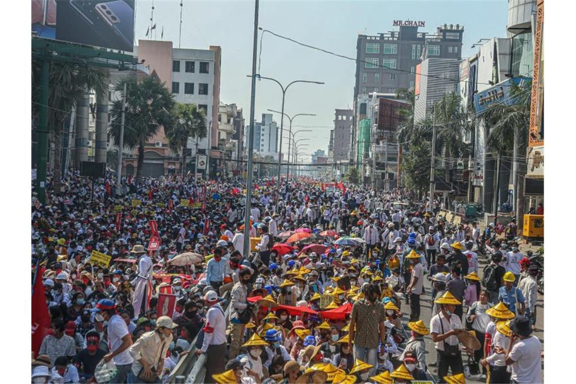 Eine Gruppe von Demonstranten marschiert durch Mandalay. Foto: Kaung Zaw Hein/SOPA Images via ZUMA Wire/dpa