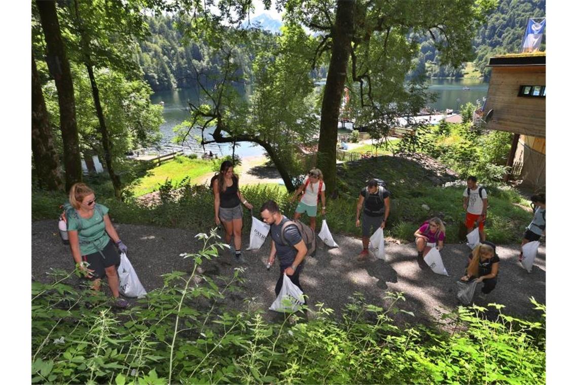 Hunderte Freiwillige sammeln tonnenweise Müll Eine Gruppe von Freiwilligen sammelt auf einem Weg Müll. Foto: Karl-Josef Hildenbrand/dpa/Archivbild