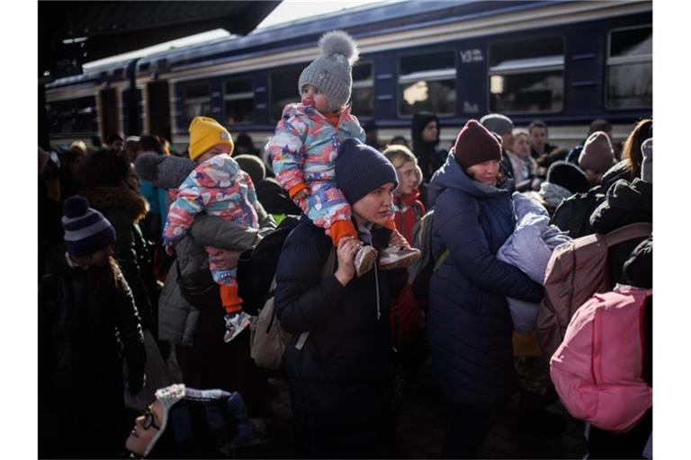 Eine Gruppe von Geflüchteten aus der Ukraine kommt am Bahnhof von Przemysl an. Foto: Alejandro Martínez Vélez/EUROPA PRESS/dpa
