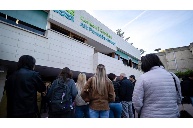Eine Gruppe von Menschen protestiert am Eingang des Krankenhauses Sant Camil.