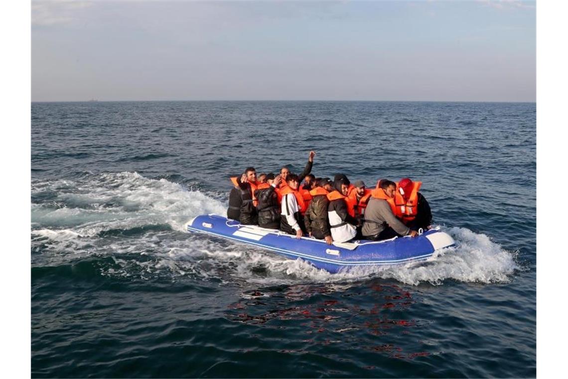 Eine Gruppe von mutmaßlichen Migranten überquert den Ärmelkanal in einem kleinen Boot in Richtung Dover. Foto: Gareth Fuller/PA Wire/dpa