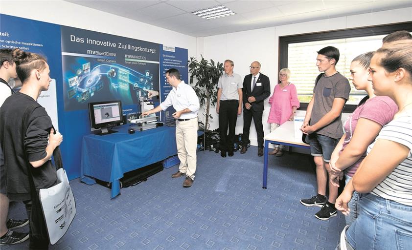 Eine Gruppe von Schülern, Studenten und Berufseinsteigern konnte sich beim „Career Walk“ in den unterschiedlichen Betrieben über den jeweiligen Beruf informieren. Start war bei der Firma Matrix Vision GmbH. Fotos: J. Fiedler