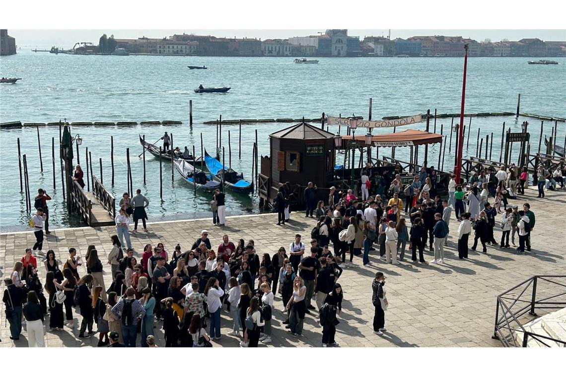 Eine Gruppe von Touristen vor dem Dogenpalast im Zentrum von Venedig.