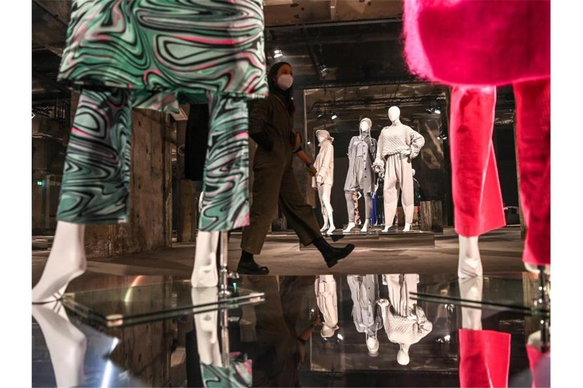 Eine Gruppenausstellung verschiedener Designer ist im Berliner Salon im Rahmen der Mercedes-Benz Fashion Week für die Herbst-/Wintersaison 2021/2022 im Kraftwerk in der Köpenicker Straße. Foto: Jens Kalaene/dpa-Zentralbild/dpa