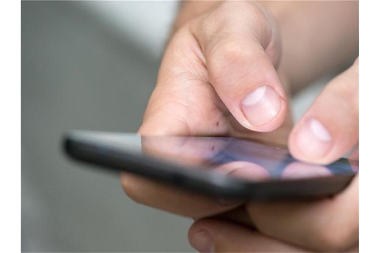 Eine gute Nachricht für Telefonkunden - die Wechselgebühren sollen gesenkt werden. Foto: picture alliance / Andrea Warnecke/dpa-tmn