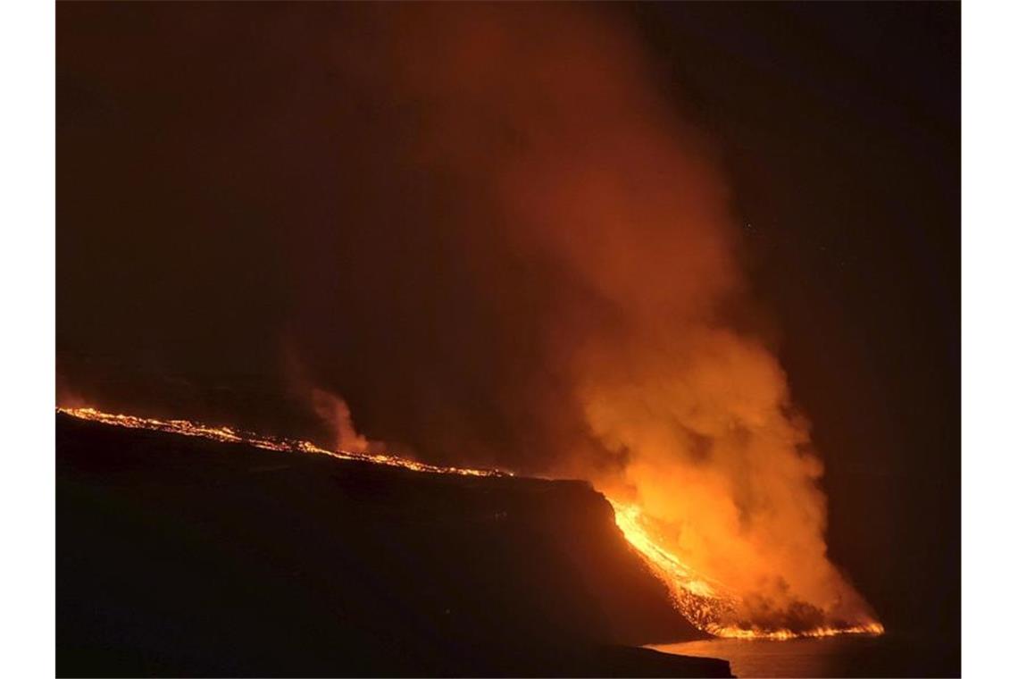 Eine gute Woche nach dem Vulkanausbruch auf der spanischen Kanareninsel La Palma ergießen sich die um die 1000 Grad heißen Lavaströme nun in das Meer. Foto: Daniel Roca/AP/dpa