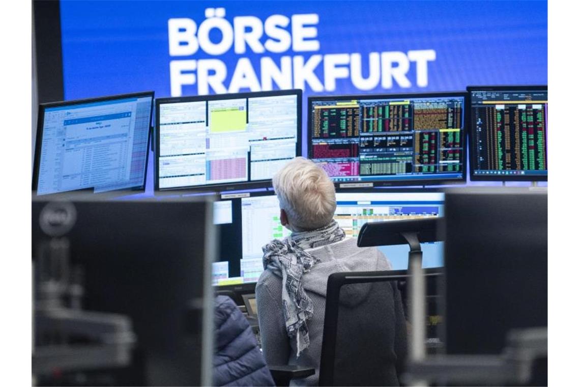 Studie: Firmen scheuen Börsengänge Eine Händlerin sitzt im Handelssaal der Frankfurter Börse vor ihren Monitoren. Börsengänge spielen in Deutschland seit Jahren kaum eine Rolle. Foto: Frank Rumpenhorst/dpa