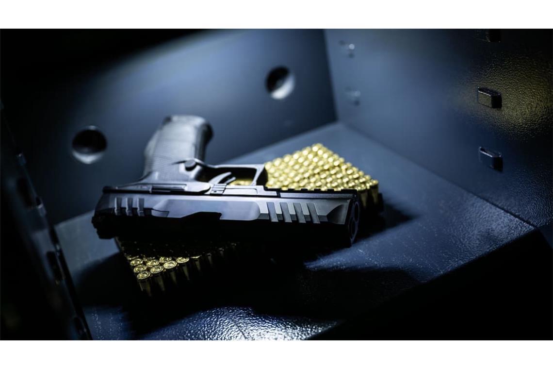 Eine halbautomatische Pistole im Kaliber 9 mm Luger liegt im Waffenschrank eines Sportschützen.