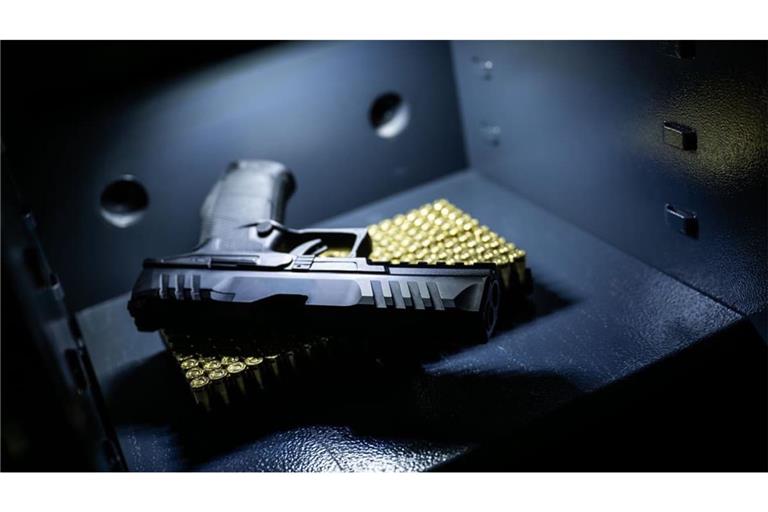 Eine halbautomatische Pistole im Kaliber 9 mm Luger liegt im Waffenschrank eines Sportschützen.