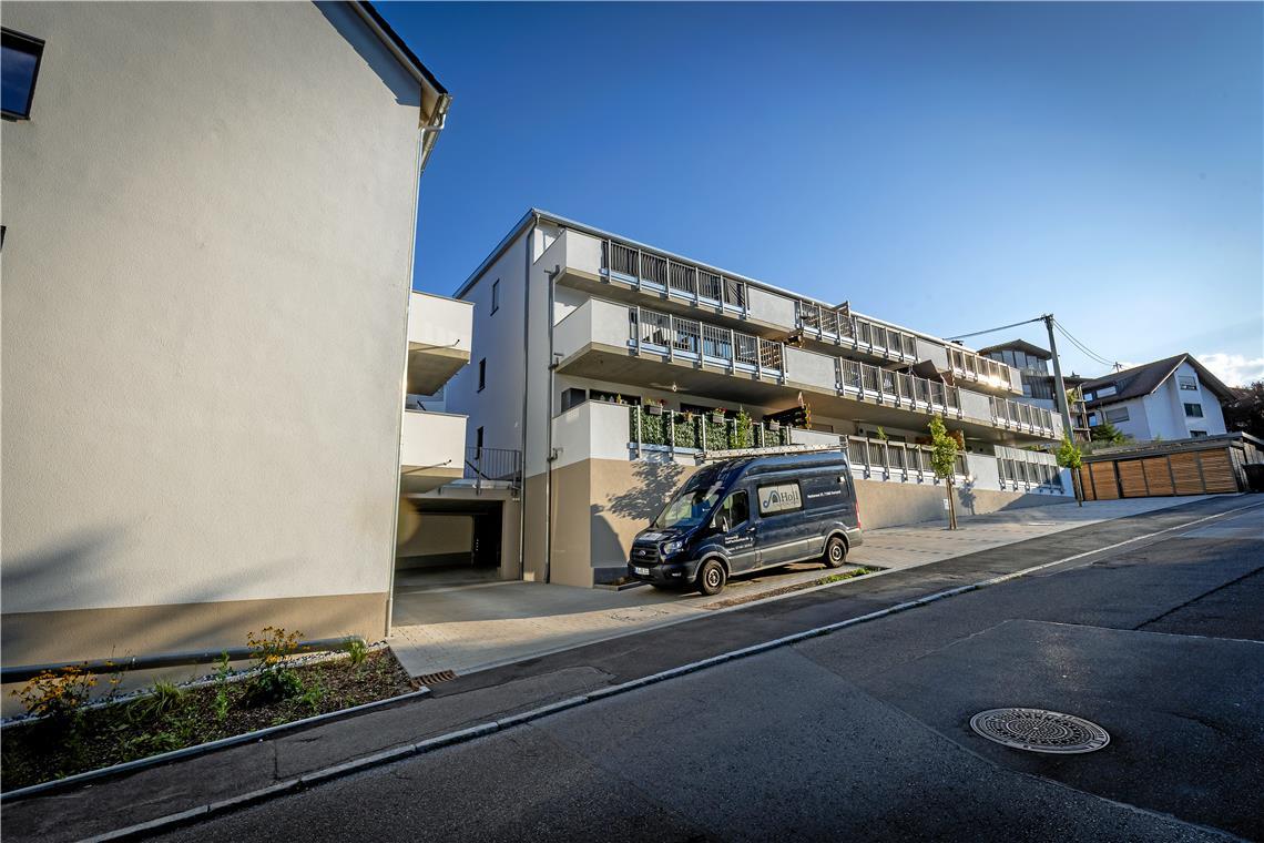 Eine Handvoll Stellplätze vor dem Haus, der Rest in der Tiefgarage. Bei der Nachverdichtung in der Backnanger Straße in Unterweissach sind für 14 Wohneinheiten 25 Stellplätze geschaffen worden – ein recht komfortabler Stellplatzschlüssel. Foto: Alexander Becher