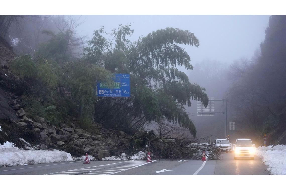 Eine Hauptstraße ist von einer Schlammlawine bedeckt, die durch Erdbeben in Suzu in der Präfektur Ishikawa verursacht wurde.