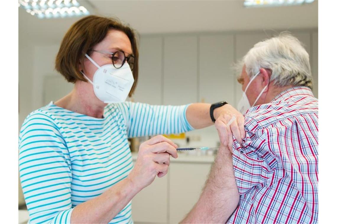 Eine Hausärztin verabreicht in Naila einem Patienten eine Impfung gegen Covid-19. Foto: Nicolas Armer/dpa