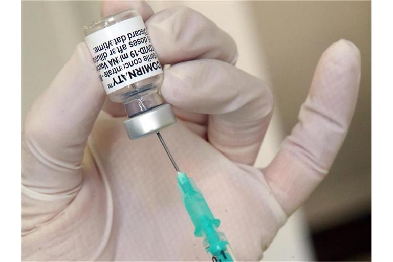 Eine Hausärztin zieht in ihrer Praxis eine Spritze mit dem Impfstoff des Herstellers Biontech/Pfizer auf. (Archivbild). Foto: Wolfgang Kumm/dpa