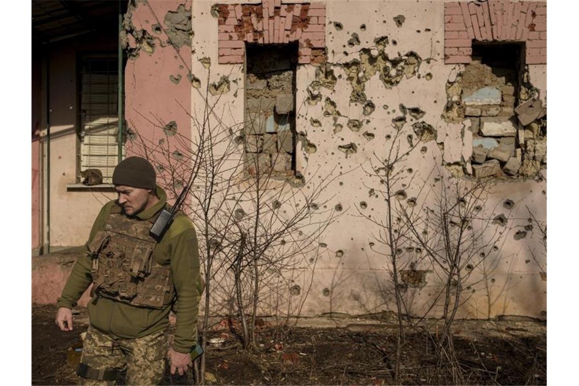 Nato befürchtet „vollständigen Angriff“ auf Ukraine Eine Hauswand bei Krymske ist von Kugeln durchlöchert. Foto: Vadim Ghirda/AP/dpa