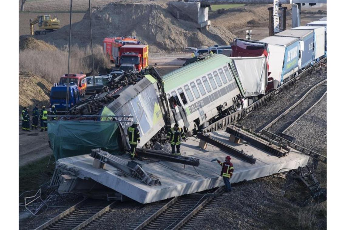 Eine havarierte Lokomotive steht nach einem Unfall schief auf den Gleisen. Foto: Patrick Seeger/dpa/Archivbild