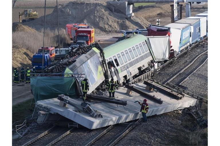 Eine havarierte Lokomotive steht nach einem Unfall schief auf den Gleisen. Foto: Patrick Seeger/dpa/Archivbild