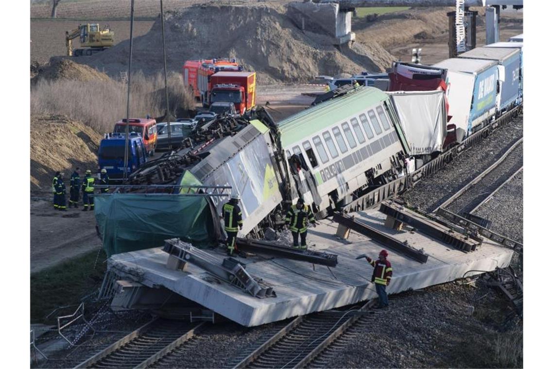 Schwierige Bergungsarbeiten nach tödlichem Zugunglück Eine havarierte Lokomotive steht nach einem Unfall schief auf den Gleisen. Foto: Patrick Seeger/dpa