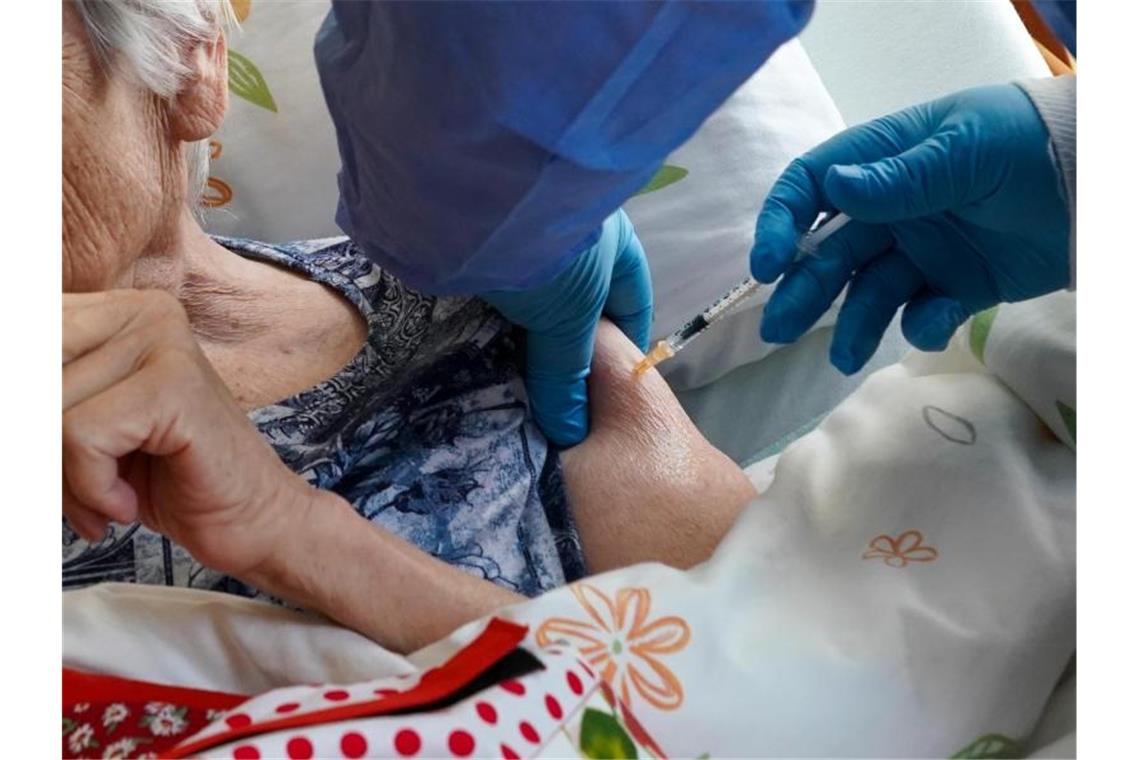 Impfkommission prüft Booster-Impfung - Weltärztebund drängt Eine Heimbewohnerin der Seniorenresidenz Marthahaus in Sachsen-Anhalt erhält ihre Drittimpfung mit dem Impfstoff von Biontech/Pfizer. Foto: Peter Endig/dpa-Zentralbild/dpa