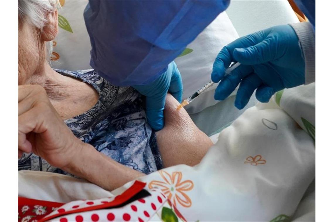 Debatte um Impf-„Booster“: Im Impfzentrum oder beim Arzt?