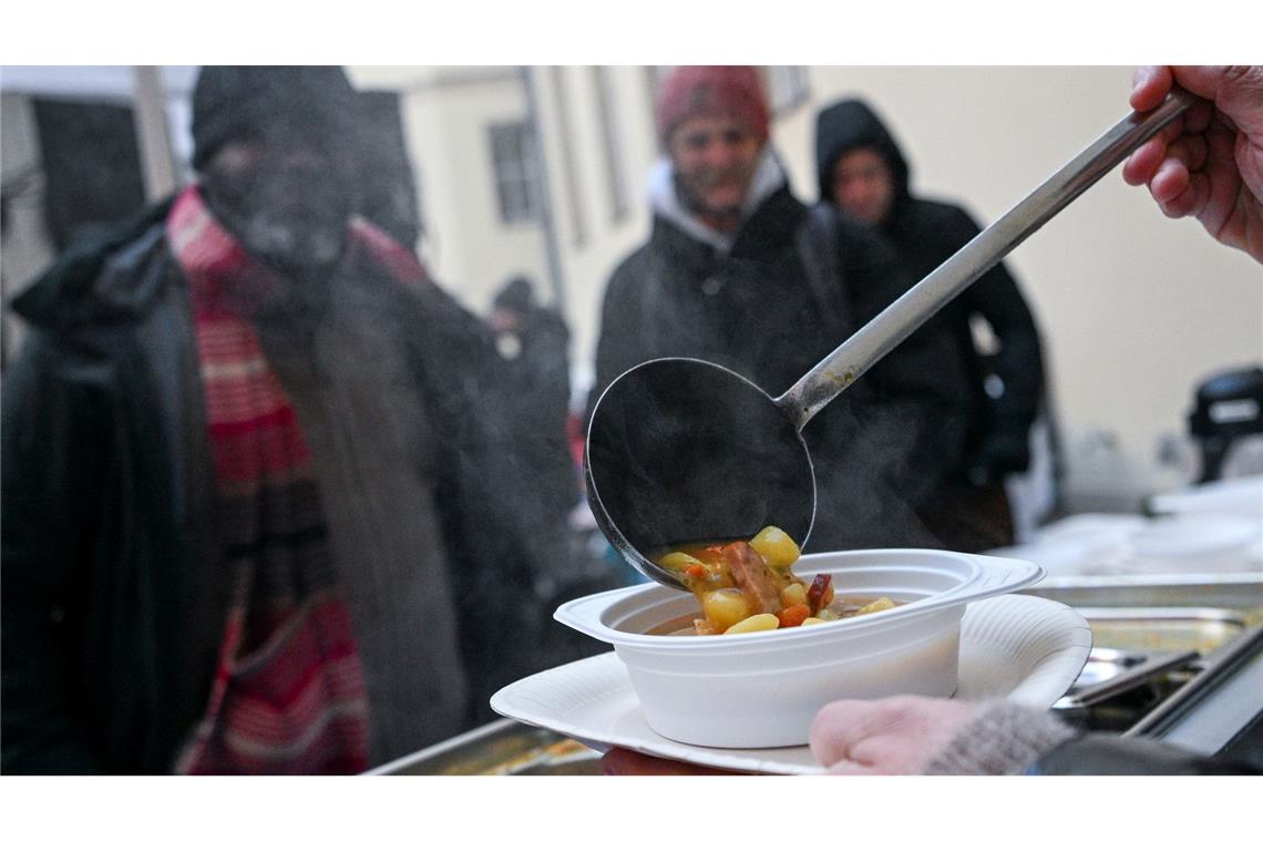 Eine heiße Suppe für obdachlose Menschen.