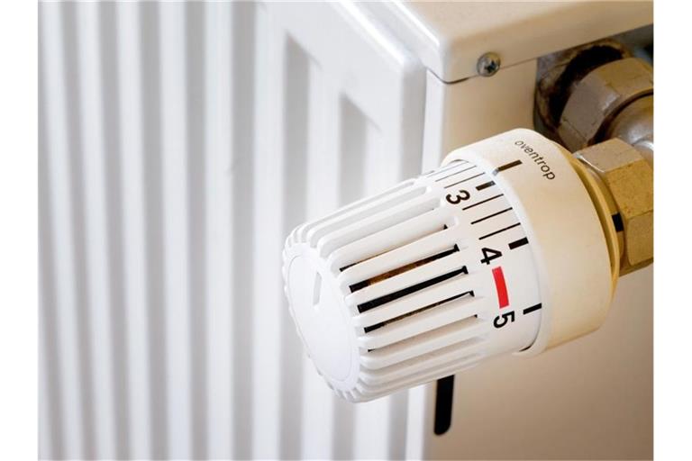 Eine Heizung mit aufgedrehtem Heizungsthermostat in einer Wohnung. Foto: Jens Büttner/dpa-Zentralbild/dpa