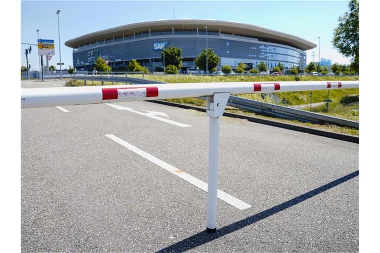 Eine heruntergelassene Schranke an einem Parkplatz vor dem Hoffenheimer Stadion. Foto: Uwe Anspach/dpa/Archivbild